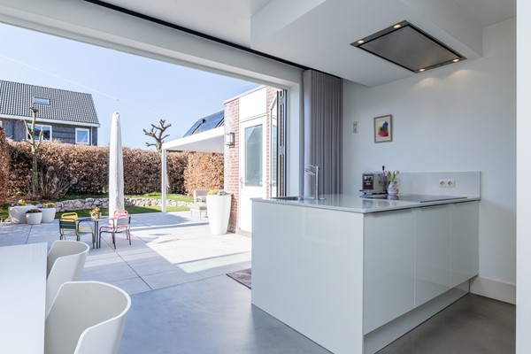 Foto - Te koop: In een rustige en kindvriendelijke woonomgeving staat deze moderne geschakelde twee-onder-een-kapwoning (bouwjaar 2011) met aangebouwde stenen garage, stijlvolle overkapping, vier slaapkamers, twee...